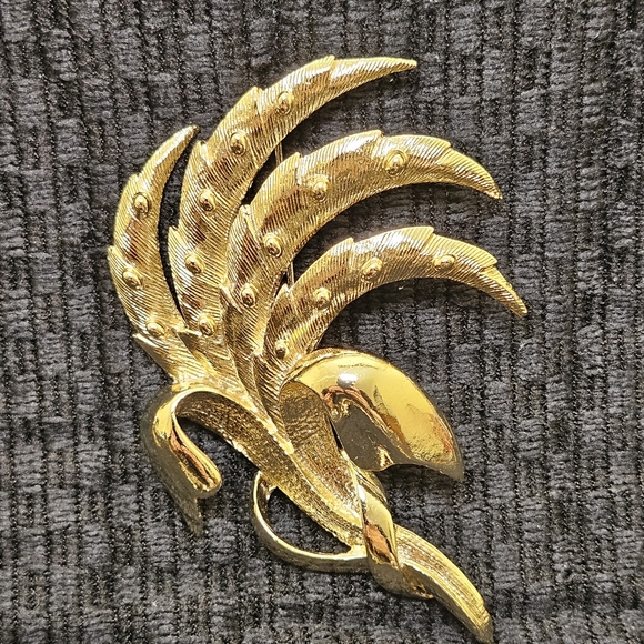 Gold tone Leaf Brooch and Earrings - Picture 2 of 3